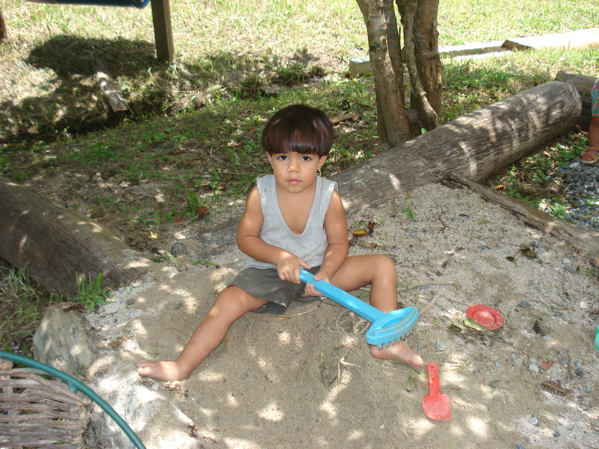 O menino no tanque de areia